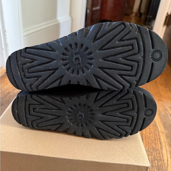 Ugg Classic Short Bailey Zip - Picture 2 of 7